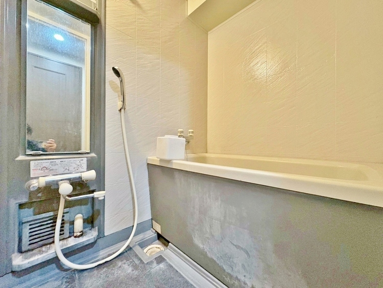 風呂 一日の疲れを癒すバスルームは、心地よいリラックスを叶える清潔感溢れる空間です。