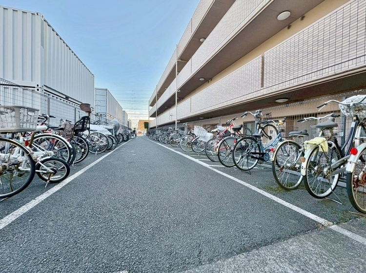 設備 きちんと整備された駐輪場。住む方の心遣いが感じられます。