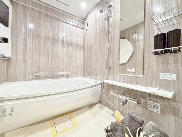 風呂 一日の疲れを癒すバスルームは、心地よいリラックスを叶える清潔感溢れる空間です。