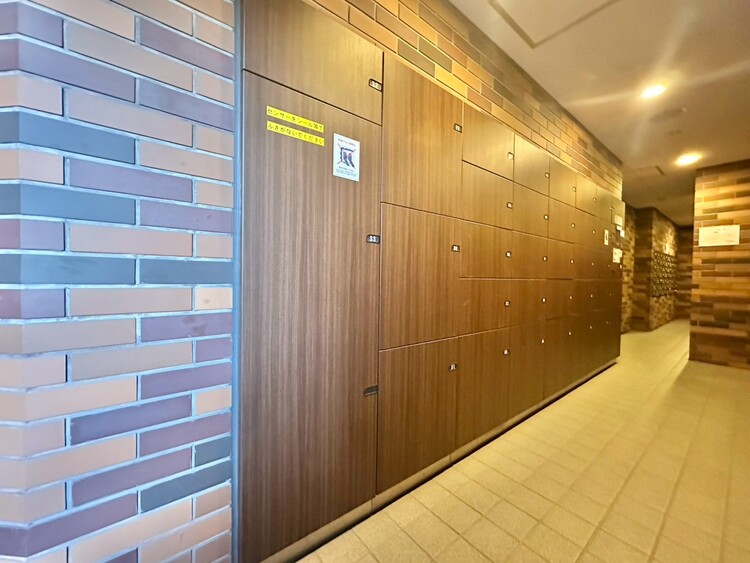 設備 共用部分の宅配ボックスです。留守中の荷物受け取りもできるので、安心して外出ができますね。