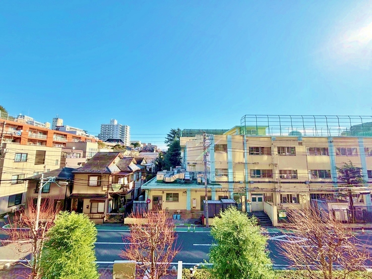 バルコニー 窓を開けると広がる青空。心をリフレッシュして日々を過ごしていきましょう。