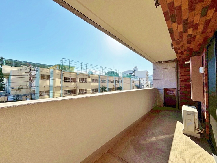 バルコニー 頬をなでる、優しい風を感じることが出来ます。