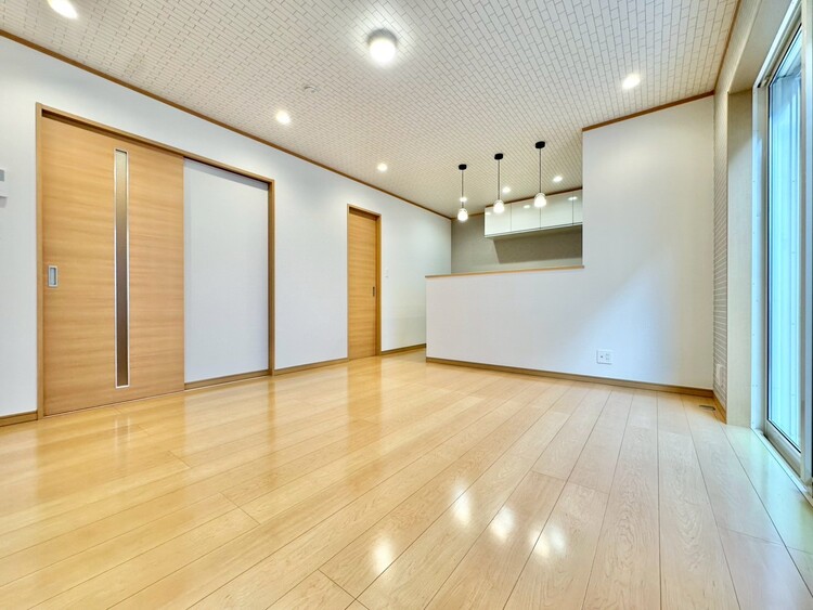 居間 飾り過ぎないシンプルな内装と偏り過ぎないデザインで統一しました。