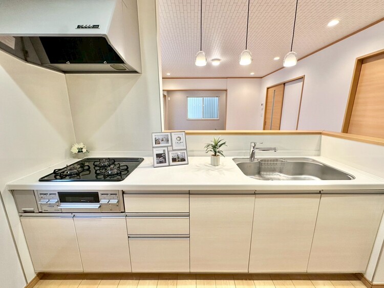 キッチン スマートな意匠と充実の機能を備えたキッチンが、暮らしにおいしい彩りを添えます。