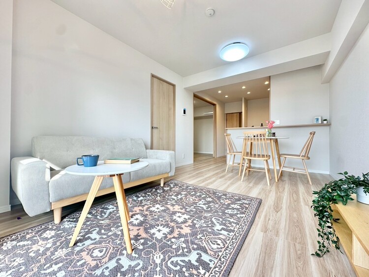 居間 忙しく過ぎゆく日常を置き去るほど、ゆったりした時間が流れるリビング。