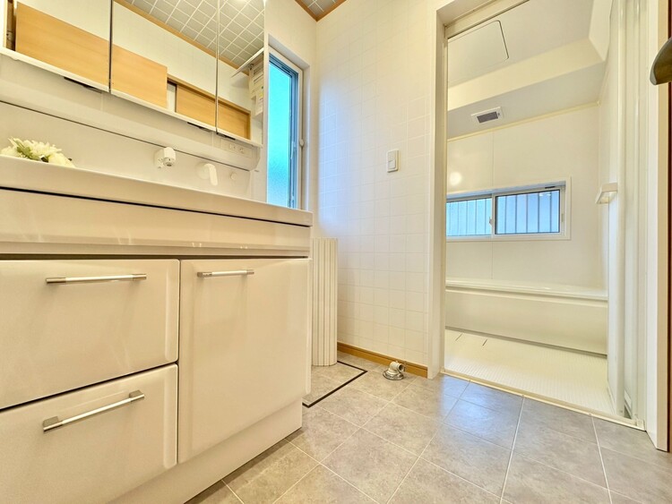 洗面 清潔感と心地よさを重視した、上質感漂うパウダールーム。