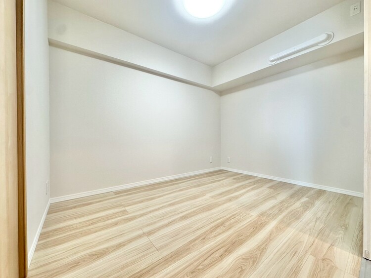 寝室 ベッドも十分に設置するスペースがあります。