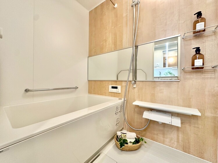 風呂 一日の疲れを癒すバスルームは、心地よいリラックスを叶える清潔感溢れる空間です。