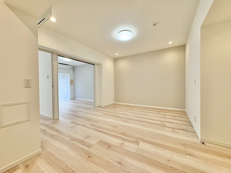 居間 飾り過ぎないシンプルな内装と偏り過ぎないデザインで統一しました。