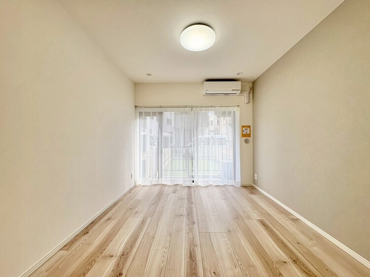 寝室 ベッドも十分に設置するスペースがあります。