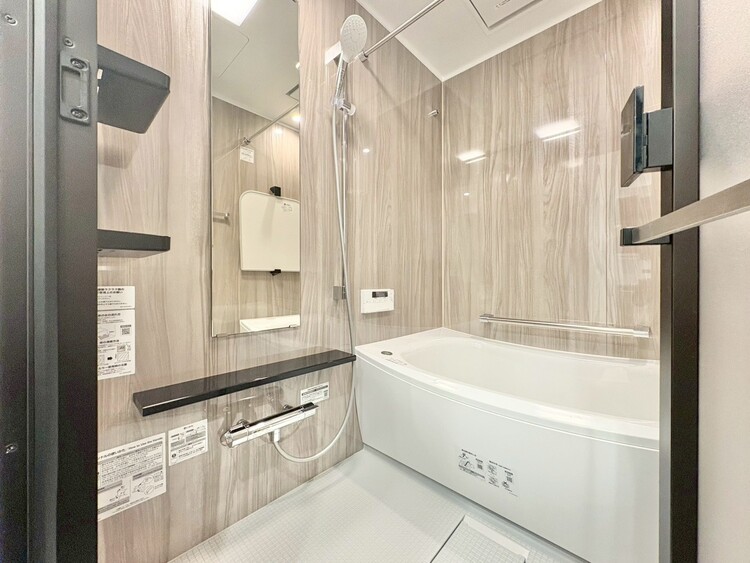 風呂 一日の疲れを癒すバスルームは、心地よいリラックスを叶える清潔感溢れる空間です。