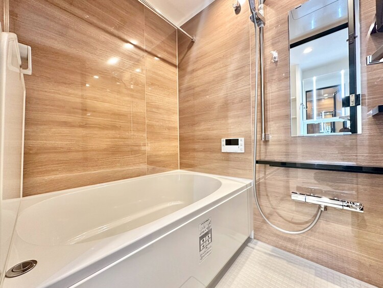 風呂 一日の疲れを癒すバスルームは、心地よいリラックスを叶える清潔感溢れる空間です。