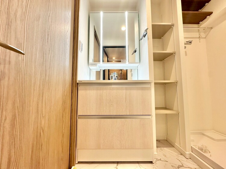 洗面 何かと物が増える場所だからこそ、スッキリと見映えの良い空間に。