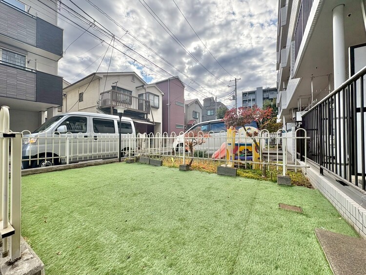 その他 太陽の光を存分に取り込むことのできる専用庭付き。