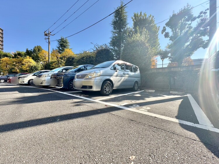駐車場 本物件の駐車スペースです。車種制限のある場合もございますので、お気軽にお問い合わせくださいませ。