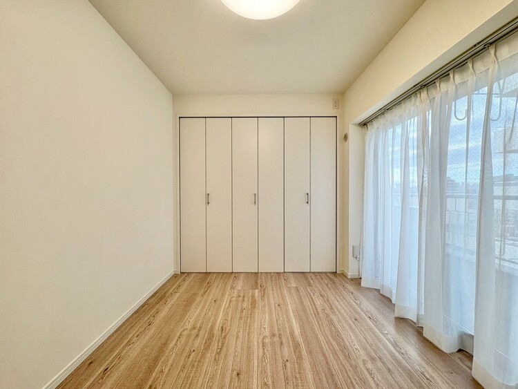 寝室 ベッドも十分に設置するスペースがあります。