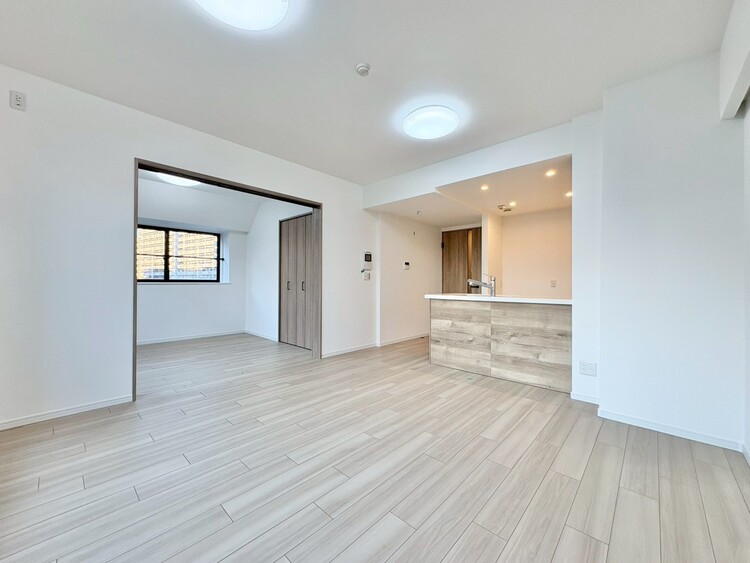 居間 忙しく過ぎゆく日常を置き去るほど、ゆったりした時間が流れるリビング。