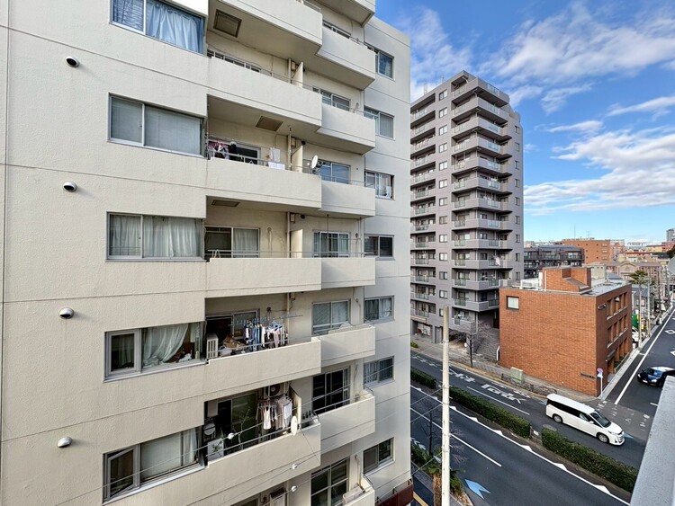 バルコニー 窓を開けると広がる青空。心をリフレッシュして日々を過ごしていきましょう。