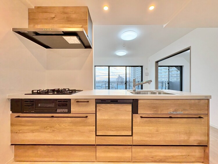 キッチン スマートな意匠と充実の機能を備えたキッチンが、暮らしにおいしい彩りを添えます。