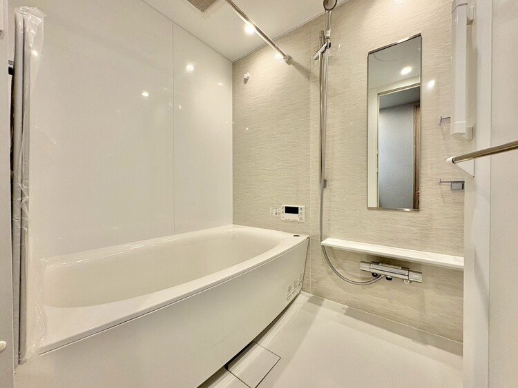 風呂 一日の疲れを癒すバスルームは、心地よいリラックスを叶える清潔感溢れる空間です。