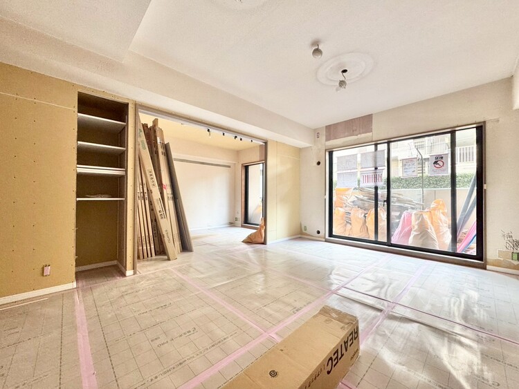 居間 忙しく過ぎゆく日常を置き去るほど、ゆったりした時間が流れるリビング。