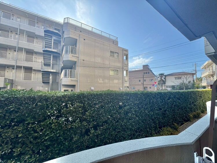 バルコニー 窓を開けると広がる青空。心をリフレッシュして日々を過ごしていきましょう。