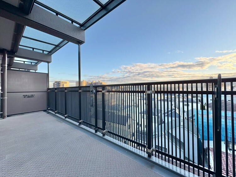 バルコニー 暮らしの中で、光と風を演出してくれるバルコニー。