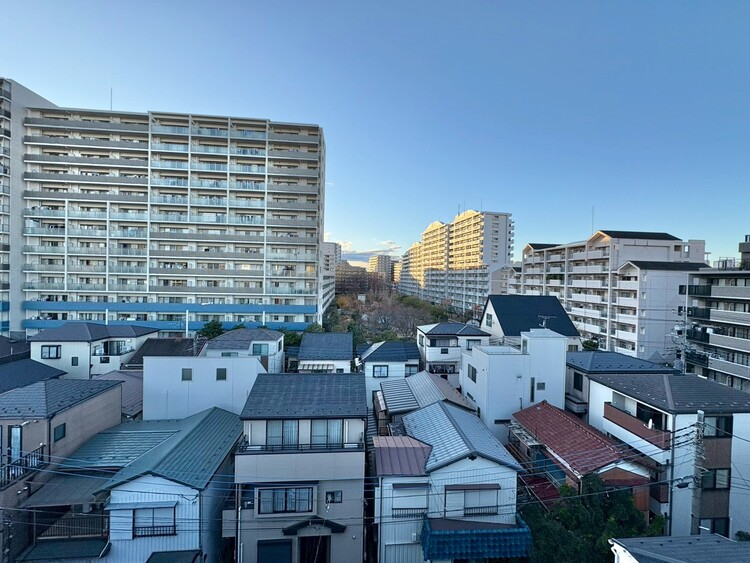 バルコニー 窓を開けると広がる青空。心をリフレッシュして日々を過ごしていきましょう。