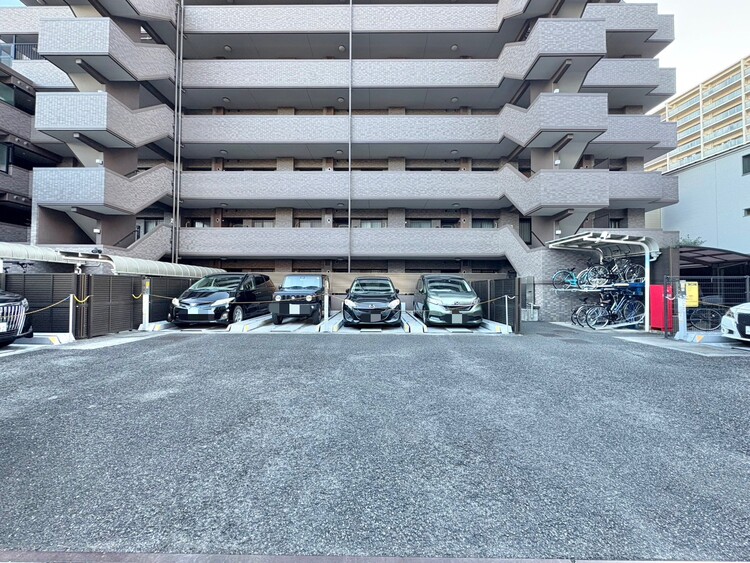 駐車場 本物件の駐車スペースです。車種制限のある場合もございますので、お気軽にお問い合わせくださいませ。