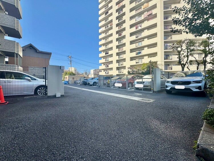 駐車場 本物件の駐車スペースです。車種制限のある場合もございますので、お気軽にお問い合わせくださいませ。