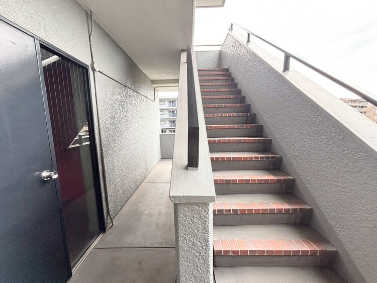 その他 共用部の階段です。明るく清潔に管理されています。
