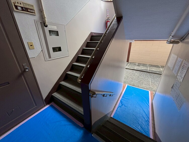 その他 共用部の階段です。明るく清潔に管理されています。