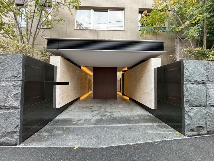 その他 上質感漂う玄関アプローチです。