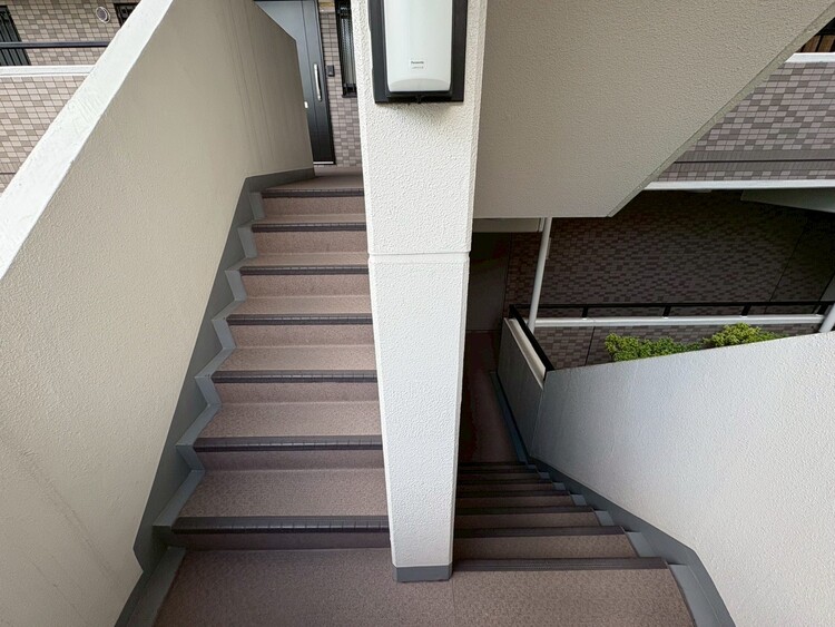 その他 共用部の階段です。明るく清潔に管理されています。