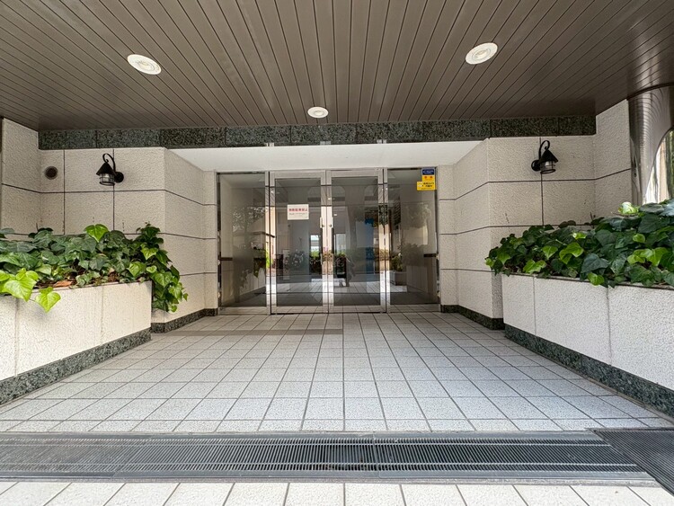 その他 上質感漂う玄関アプローチです。