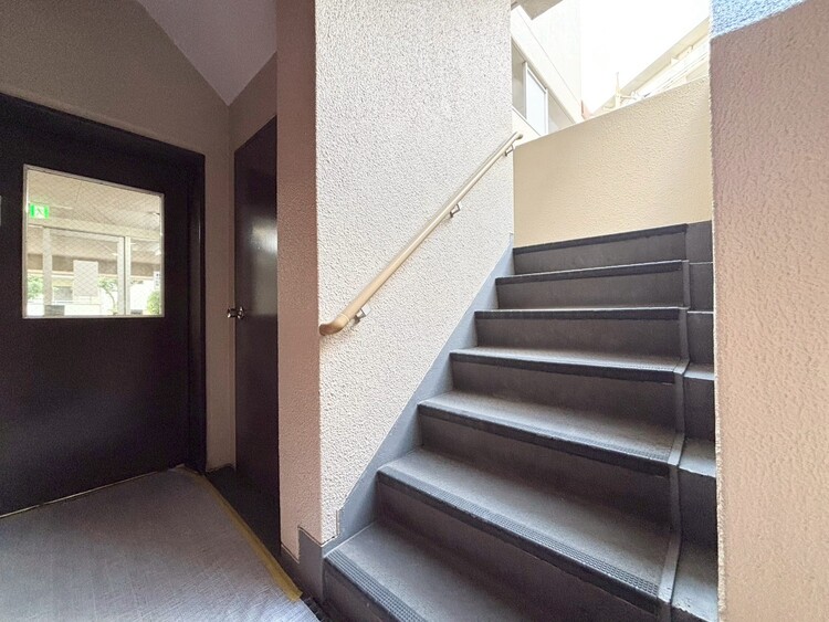 その他 共用部の階段です。明るく清潔に管理されています。