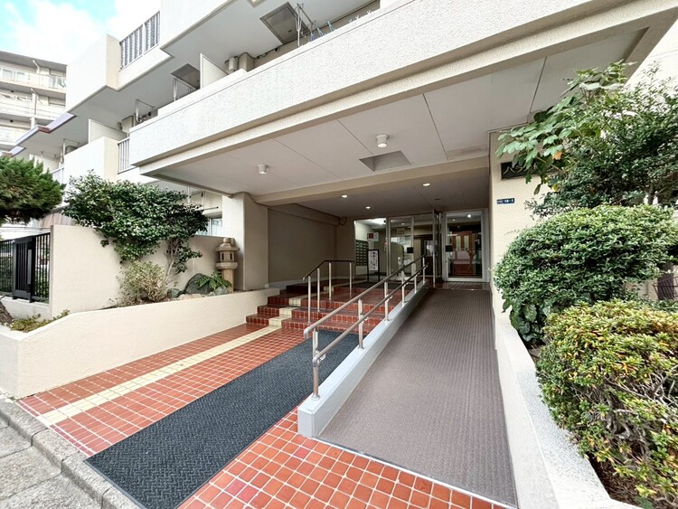 その他 上質感漂う玄関アプローチです。