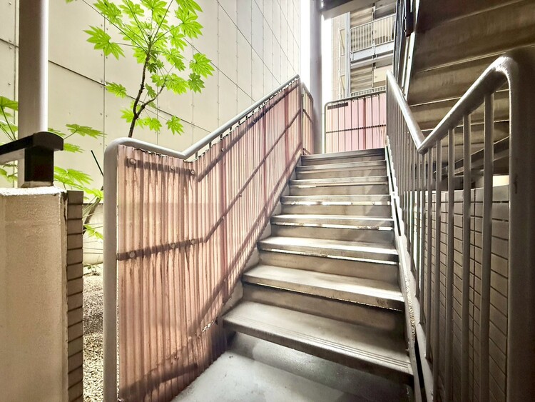 その他 共用部の階段です。明るく清潔に管理されています。