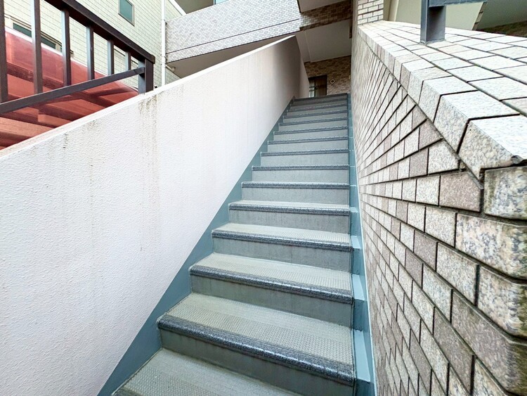 その他 共用部の階段です。明るく清潔に管理されています。