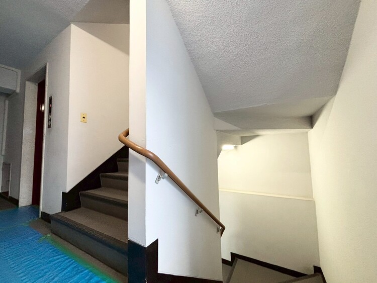 その他 共用部の階段です。明るく清潔に管理されています。