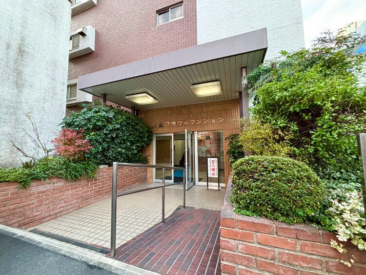 その他 上質感漂う玄関アプローチです。