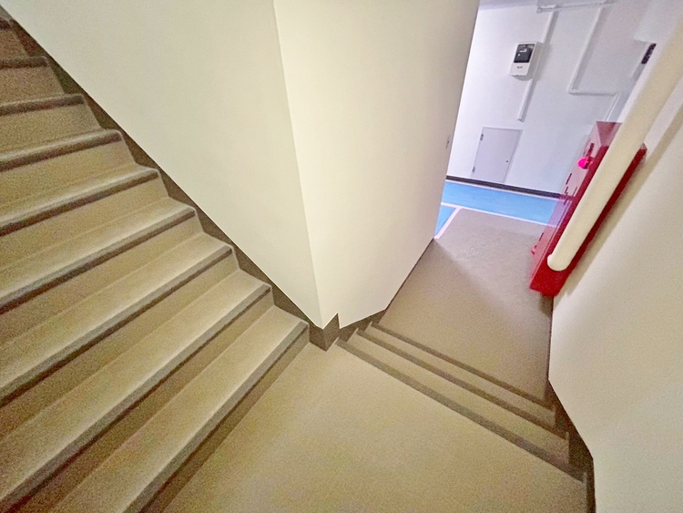 その他 共用部の階段です。明るく清潔に管理されています。