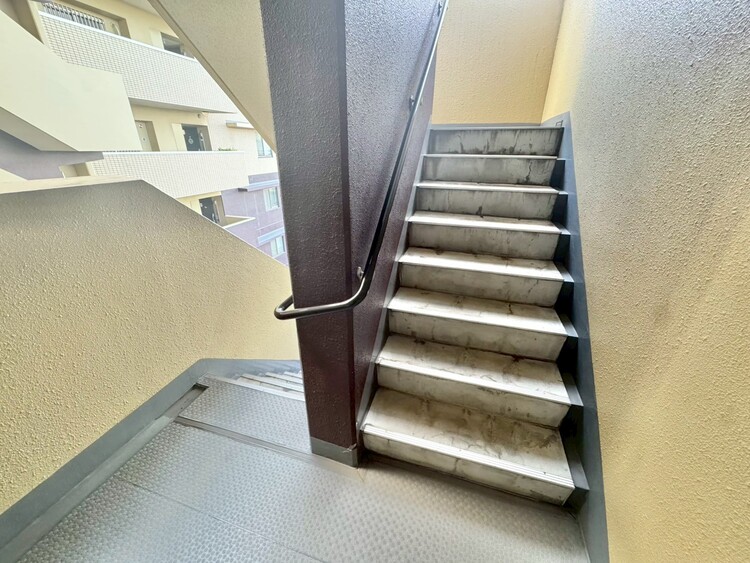 その他 共用部の階段です。明るく清潔に管理されています。