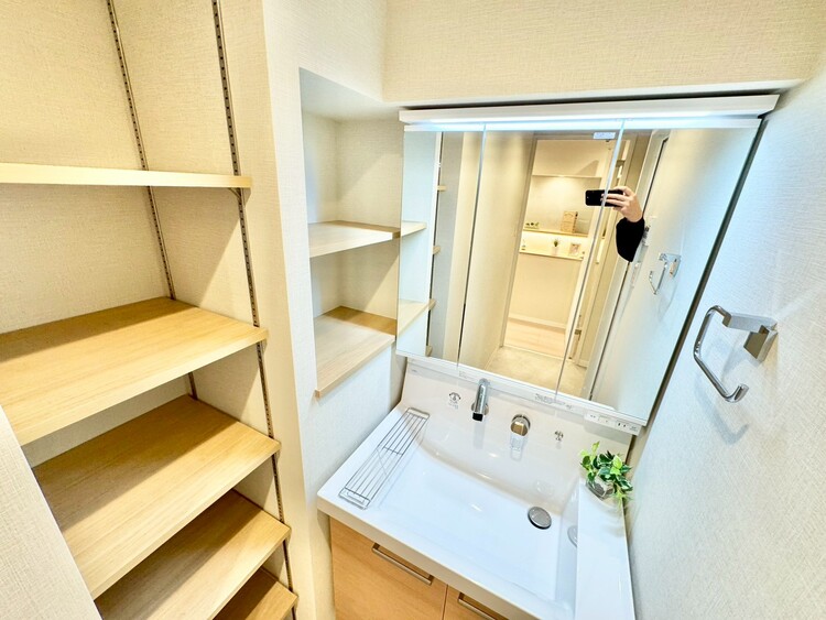 その他 清潔感を感じられる洗面化粧台。