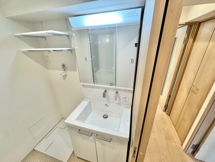 その他 清潔感を感じられる洗面化粧台。