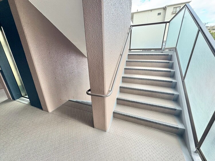 その他 共用部の階段です。明るく清潔に管理されています。