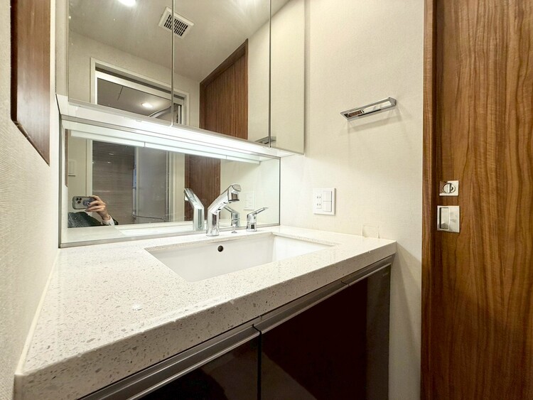 その他 清潔感を感じられる洗面化粧台。