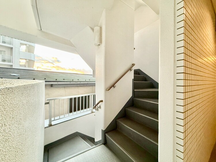 その他 共用部の階段です。明るく清潔に管理されています。