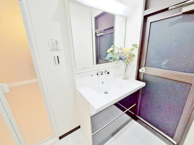 その他 清潔感を感じられる洗面化粧台。