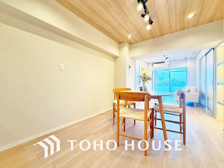 内装 家族みんなが爽やかに過ごせるように、光をたっぷり取り込んだLDK